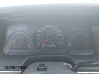 1999 Ford Crown Victoria LX z VIN 2FAFP74W7XX185341, wystawiony jako IAAI lot #42020186 z przebiegiem 178 997 mil mil oraz . Historia ofert i sprzedaży dostępna na DreamBid. Obrazek 7.