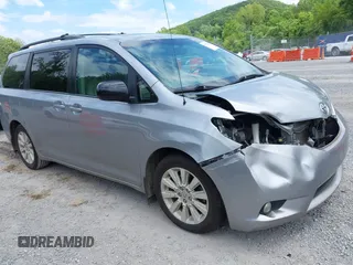 2013 Toyota Sienna XLE z VIN 5TDDK3DC4DS061288, wystawiony jako IAAI lot #42532159 z przebiegiem 192 829 mil mil oraz . Historia ofert i sprzedaży dostępna na DreamBid. Obrazek 1.