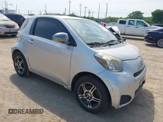 2012 Scion iQ z VIN JTNJJXB02CJ015746, wystawiony jako IAAI lot #42266761 z przebiegiem 135 321 mil mil oraz . Historia ofert i sprzedaży dostępna na DreamBid. Obrazek 1.