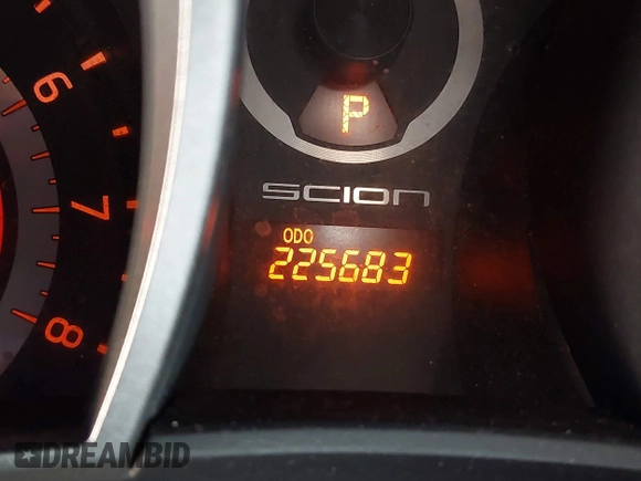 2012 Scion tC z VIN JTKJF5C71C3023274, wystawiony jako IAAI lot #42201270 z przebiegiem 225 683 mil mil oraz . Historia ofert i sprzedaży dostępna na DreamBid. Obrazek 7.