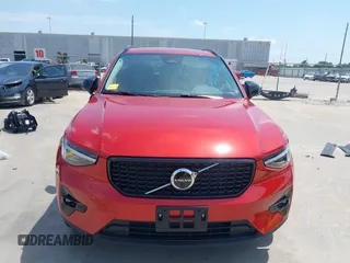 2025 Volvo XC40 Ultimate Dark Theme z VIN YV4L12UM3S2529546, wystawiony jako IAAI lot #42270947 z przebiegiem 787 mil mil oraz . Historia ofert i sprzedaży dostępna na DreamBid. Obrazek 13.