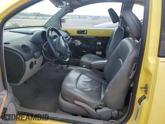 2000 Volkswagen Beetle GLX with VIN 3VWDD21CXYM493847, listed as a Copart auction lot 45301135 with 141,676 mi miles and Salvage Title. Bid and sale history available at DreamBid. Image 7.