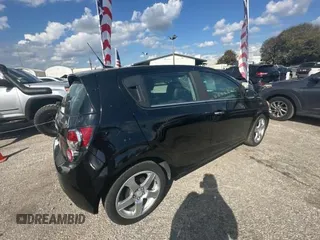 2012 Chevrolet Sonic LTZ z VIN 1G1JE6SH5C4133693, wystawiony jako Copart lot #45226865 z przebiegiem 142 151 mil mil oraz Czysty tytuł • Clean title. Historia ofert i sprzedaży dostępna na DreamBid. Obrazek 4.