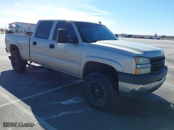 2006 Chevrolet Silverado 2500HD Work Truck with VIN 1GCHK23276F123628, listed as a IAAI auction lot 41617802 with 298,822 mi miles. Bid and sale history available at carsss.com. Image 1.