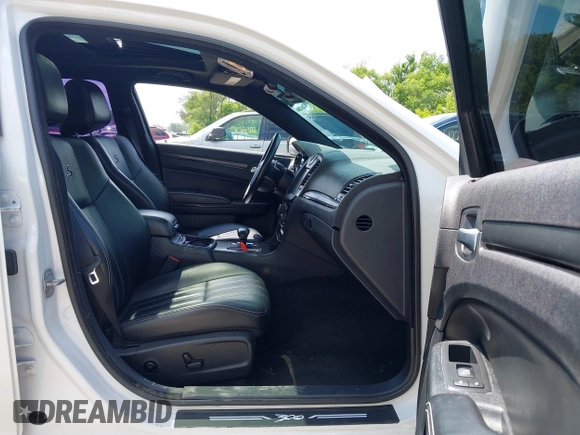 2014 Chrysler 300 S z VIN 2C3CCAGG4EH297391, wystawiony jako IAAI lot #42207431 z przebiegiem 106 571 mil mil oraz . Historia ofert i sprzedaży dostępna na DreamBid. Obrazek 5.