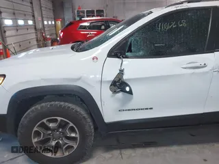 2020 Jeep Cherokee Trailhawk с VIN 1C4PJMBX5LD504439, выставлен на аукционе IAAI как лот 41867668 с пробегом 76 047 миль миль и . История ставок и продаж доступна на DreamBid. Изображение 6.