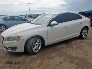 2015 Volvo S60 T5 Drive-E Platinum z VIN YV140MFD0F1305935, wystawiony jako Copart lot #60303795 z przebiegiem 191 119 mil mil oraz Czysty tytuł • Clean title. Historia ofert i sprzedaży dostępna na DreamBid. Obrazek 1.
