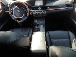 2014 Lexus ES 300h z VIN JTHBW1GG0E2054179, wystawiony jako Copart lot #50954155 z przebiegiem 226 722 mil mil oraz Szkoda całkowita • Salvage title. Historia ofert i sprzedaży dostępna na DreamBid. Obrazek 8.