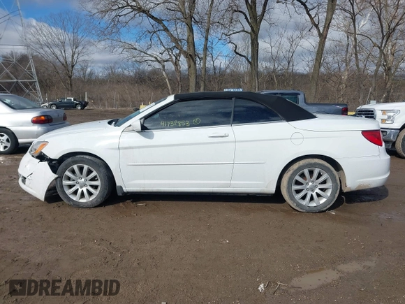 2013 Chrysler 200 Touring z VIN 1C3BCBEGXDN766008, wystawiony jako IAAI lot #41732853 z przebiegiem 139 724 mil mil oraz . Historia ofert i sprzedaży dostępna na DreamBid. Obrazek 14.