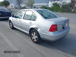 1999 Volkswagen Jetta z VIN 3VWSC29M9XM067508, wystawiony jako IAAI lot #41905002 z przebiegiem 32 051 mil mil oraz . Historia ofert i sprzedaży dostępna na DreamBid. Obrazek 6.