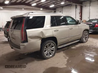 2017 Cadillac Escalade Premium Luxury z VIN 1GYS4CKJ9HR390988, wystawiony jako IAAI lot #41626132 z przebiegiem 166 185 mil mil oraz . Historia ofert i sprzedaży dostępna na DreamBid. Obrazek 4.