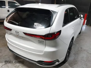 2024 Mazda CX-90 S Premium z VIN JM3KKDHCXR1103272, wystawiony jako IAAI lot #40301969 z przebiegiem 5 235 mil mil oraz . Historia ofert i sprzedaży dostępna na DreamBid. Obrazek 4.