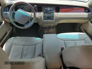 2005 Lincoln Town Car Signature Limited z VIN 1LNHM82W25Y606458, wystawiony jako Copart lot #58135655 z przebiegiem Nie podano mil oraz Szkoda całkowita • Salvage title. Historia ofert i sprzedaży dostępna na DreamBid. Obrazek 8.