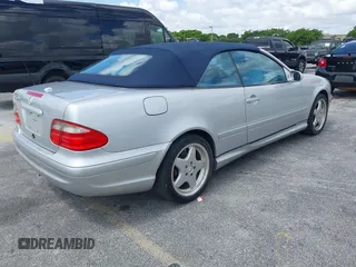 2001 Mercedes-Benz CLK 320/430 z VIN WDBLK70GX1T069063, wystawiony jako IAAI lot #42353619 z przebiegiem 107 770 mil mil oraz . Historia ofert i sprzedaży dostępna na DreamBid. Obrazek 4.