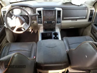 2011 Ram 2500 Laramie Longhorn z VIN 3D7UT2HL3BG580917, wystawiony jako Copart lot #50717625 z przebiegiem 141 494 mil mil oraz Szkoda całkowita • Salvage title. Historia ofert i sprzedaży dostępna na DreamBid. Obrazek 8.