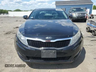2013 Kia Optima LX z VIN 5XXGM4A75DG255625, wystawiony jako Copart lot #58465665 z przebiegiem 124 947 mil mil oraz Czysty tytuł • Clean title. Historia ofert i sprzedaży dostępna na DreamBid. Obrazek 5.