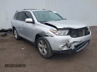 2013 Toyota Highlander Limited z VIN 5TDYK3EHXDS134823, wystawiony jako IAAI lot #41511933 z przebiegiem 151 502 mil mil oraz . Historia ofert i sprzedaży dostępna na DreamBid. Obrazek 1.