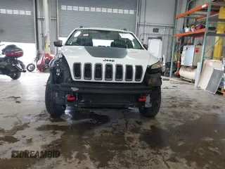 2016 Jeep Cherokee Trailhawk z VIN 1C4PJMBS6GW242123, wystawiony jako IAAI lot #41156712 z przebiegiem 136 596 mil mil oraz . Historia ofert i sprzedaży dostępna na DreamBid. Obrazek 6.