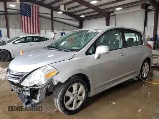 2010 Nissan Versa S z VIN 3N1BC1CP4AL362791, wystawiony jako Copart lot #53368785 z przebiegiem 141 934 mil mil oraz Szkoda całkowita • Salvage title. Historia ofert i sprzedaży dostępna na DreamBid. Obrazek 1.
