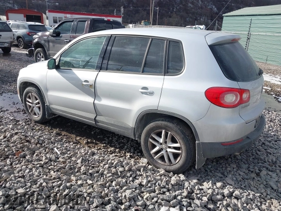 2011 Volkswagen Tiguan SEL with VIN WVGBV7AX5BW502741, listed as a IAAI auction lot 41441949 with 106,700 mi miles and . Bid and sale history available at DreamBid. Image 3.