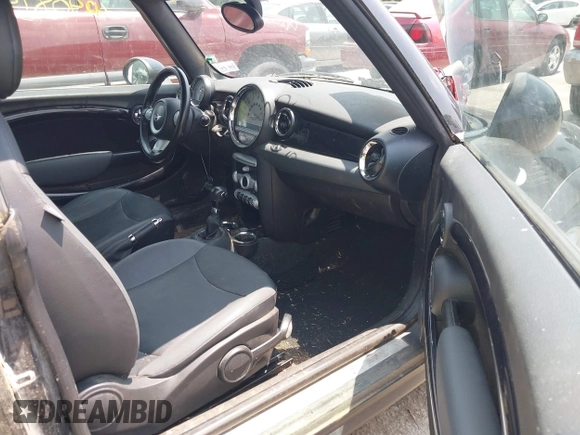 2010 MINI Convertible z VIN WMWMR3C51ATU97251, wystawiony jako IAAI lot #42408143 z przebiegiem 117 315 mil mil oraz . Historia ofert i sprzedaży dostępna na DreamBid. Obrazek 5.