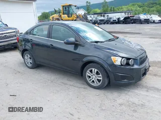2015 Chevrolet Sonic LT z VIN 1G1JC5SG9F4187719, wystawiony jako IAAI lot #42290426 z przebiegiem 106 721 mil mil oraz . Historia ofert i sprzedaży dostępna na DreamBid. Obrazek 1.