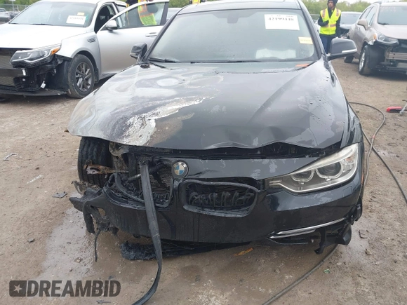 2013 BMW 3 Series 328i xDrive z VIN WBA3B3C55DF536295, wystawiony jako IAAI lot #42199448 z przebiegiem Nie podano mil oraz . Historia ofert i sprzedaży dostępna na DreamBid. Obrazek 6.