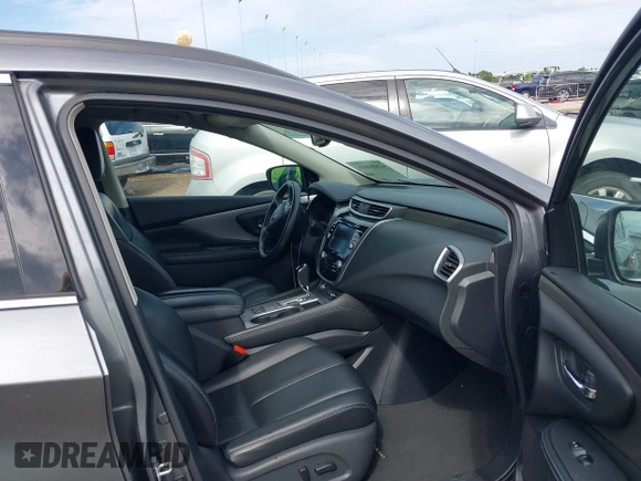 2023 Nissan Murano SV z VIN 5N1AZ2BJ6PC140912, wystawiony jako IAAI lot #42684601 z przebiegiem 52 272 mil mil oraz . Historia ofert i sprzedaży dostępna na DreamBid. Obrazek 5.