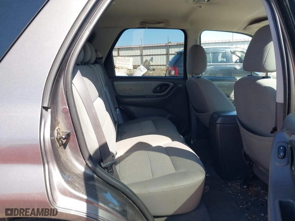 2006 Ford Escape XLT with VIN 1FMYU03106KA54774, listed as a IAAI auction lot 41940956 with 146,674 mi miles. Bid and sale history available at carsss.com. Image 8.