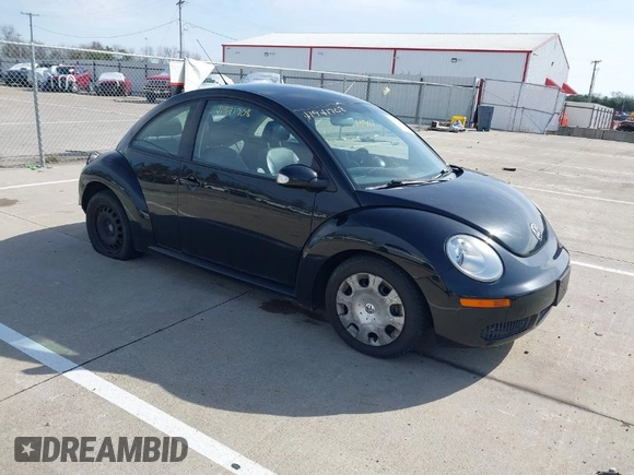 2010 Volkswagen New Beetle Coupe with VIN 3VWPW3AG0AM021811, listed as a IAAI auction lot 41941708 with 121,255 mi miles. Bid and sale history available at carsss.com. Image 1.