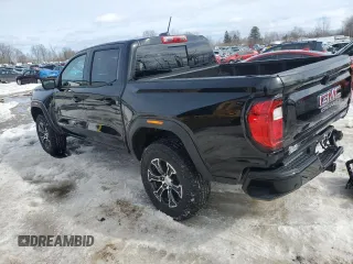 2024 GMC Canyon 4WD AT4 z VIN 1GTP6DEK7R1219298, wystawiony jako Copart lot #46954975 z przebiegiem 5325 mil mil oraz Szkody całkowita. Historia ofert i sprzedaży dostępna na DreamBid. Obrazek 2.