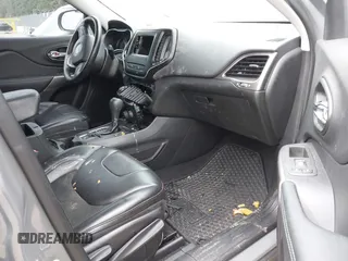 2021 Jeep Cherokee Latitude Plus z VIN 1C4PJMLB5MD109942, wystawiony jako IAAI lot #42536859 z przebiegiem 20 196 mil mil oraz . Historia ofert i sprzedaży dostępna na DreamBid. Obrazek 5.
