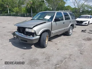 2001 Chevrolet Blazer LT z VIN 1GNDT13WX12114776, wystawiony jako IAAI lot #42311346 z przebiegiem 169 630 mil mil oraz . Historia ofert i sprzedaży dostępna na DreamBid. Obrazek 2.