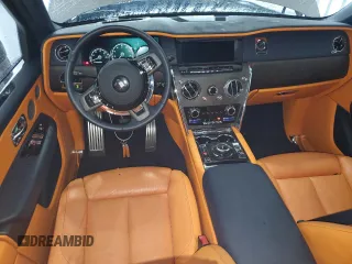 2023 Rolls-Royce Cullinan z VIN SLATV4C09PU215050, wystawiony jako Copart lot #70029324 z przebiegiem 6055 mil mil oraz Szkody całkowita. Historia ofert i sprzedaży dostępna na DreamBid. Obrazek 8.