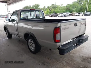 1999 Nissan Frontier XE z VIN 1N6DD21S8XC301171, wystawiony jako IAAI lot #42451683 z przebiegiem 226 673 mil mil oraz . Historia ofert i sprzedaży dostępna na DreamBid. Obrazek 3.