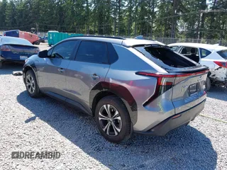 2024 Toyota bZ4X XLE z VIN JTMABACA5RA070254, wystawiony jako IAAI lot #42427736 z przebiegiem 5 718 mil mil oraz . Historia ofert i sprzedaży dostępna na DreamBid. Obrazek 3.