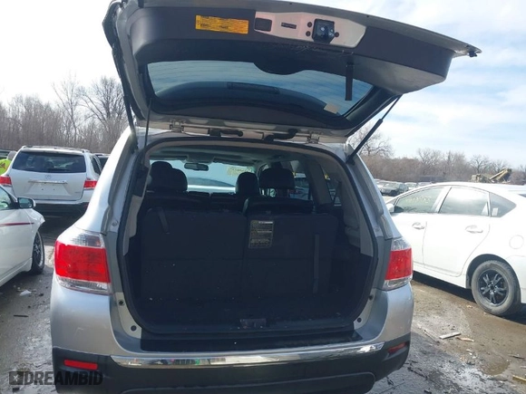 2011 Toyota Highlander with VIN 5TDBK3EH4BS044957, listed as a IAAI auction lot 41696233 with 276,287 mi miles. Bid and sale history available at carsss.com. Image 12.