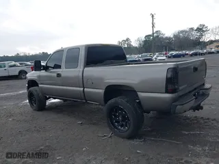 2007 GMC Sierra 2500HD Classic SLE1 with VIN 1GTHK29D47E186976, listed as a IAAI auction lot 41644961 with 442,073 mi miles. Bid and sale history available at carsss.com. Image 3.