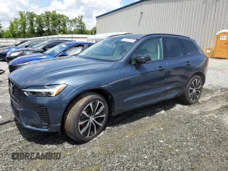 2024 Volvo XC60 Plus Dark Theme z VIN YV4L12RL7R1928699, wystawiony jako Copart lot #56486195 z przebiegiem Nie podano mil oraz Nie do naprawy. Historia ofert i sprzedaży dostępna na DreamBid. Obrazek 1.