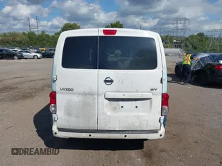 2015 Nissan NV200 SV with VIN 3N6CM0KN2FK696854, listed as a IAAI auction lot 40484019 with 198,411 mi miles. Bid and sale history available at carsss.com. Image 17.