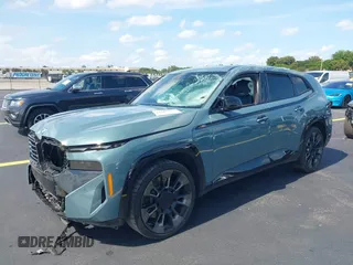 2023 BMW XM z VIN 5YM23CS00P9R58616, wystawiony jako IAAI lot #42205655 z przebiegiem 19 971 mil mil oraz . Historia ofert i sprzedaży dostępna na DreamBid. Obrazek 2.