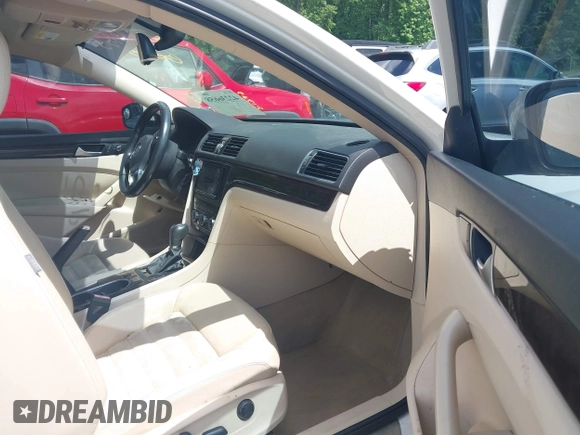 2014 Volkswagen Passat SEL Premium z VIN 1VWCN7A38EC069585, wystawiony jako IAAI lot #42236658 z przebiegiem 62 861 mil mil oraz . Historia ofert i sprzedaży dostępna na DreamBid. Obrazek 5.