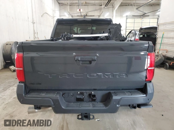 2024 Toyota Tacoma SR5 z VIN 3TMLB5JN6RM060647, wystawiony jako Copart lot #53515055 z przebiegiem 7 240 mil mil oraz Szkoda całkowita • Salvage title. Historia ofert i sprzedaży dostępna na DreamBid. Obrazek 6.