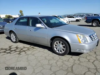 2010 Cadillac DTS 1SA z VIN 1G6KA5EY4AU126988, wystawiony jako Copart lot #49551415 z przebiegiem 114 768 mil mil oraz Tytuł czysty. Historia ofert i sprzedaży dostępna na DreamBid. Obrazek 4.