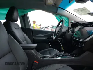 2023 Chevrolet Bolt EV 2LT z VIN 1G1FX6S0XP4170965, wystawiony jako IAAI lot #41946627 z przebiegiem 18 477 mil mil oraz . Historia ofert i sprzedaży dostępna na DreamBid. Obrazek 5.