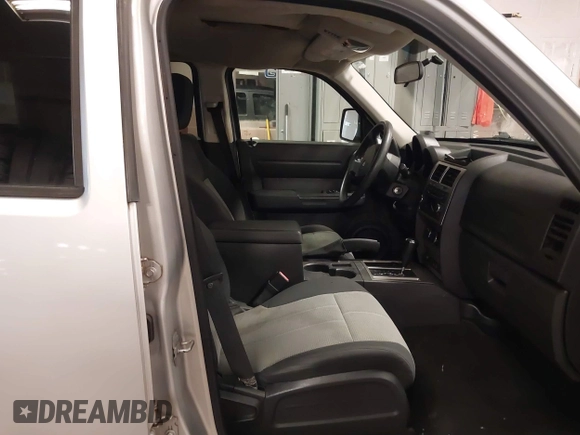 2007 Dodge Nitro SXT with VIN 1D8GU28K47W569317, listed as a IAAI auction lot 41740052 with 220,265 mi miles. Bid and sale history available at carsss.com. Image 5.