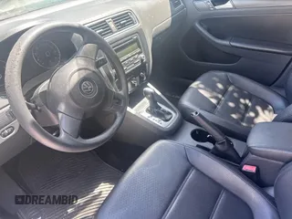 2014 Volkswagen Jetta SE z VIN 3VWD17AJ7EM249444, wystawiony jako IAAI lot #42607896 z przebiegiem 92 800 mil mil oraz . Historia ofert i sprzedaży dostępna na DreamBid. Obrazek 5.