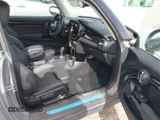 2022 MINI Hardtop Cooper SE z VIN WMW13DJ01N2P85767, wystawiony jako IAAI lot #41921346 z przebiegiem 17 446 mil mil oraz . Historia ofert i sprzedaży dostępna na DreamBid. Obrazek 5.