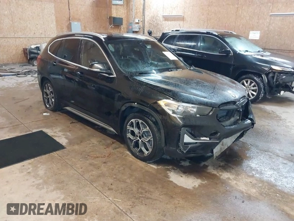 2020 BMW X1 xDrive28i z VIN WBXJG9C07L5P71792, wystawiony jako IAAI lot #41583132 z przebiegiem 150 095 mil mil oraz . Historia ofert i sprzedaży dostępna na DreamBid. Obrazek 1.