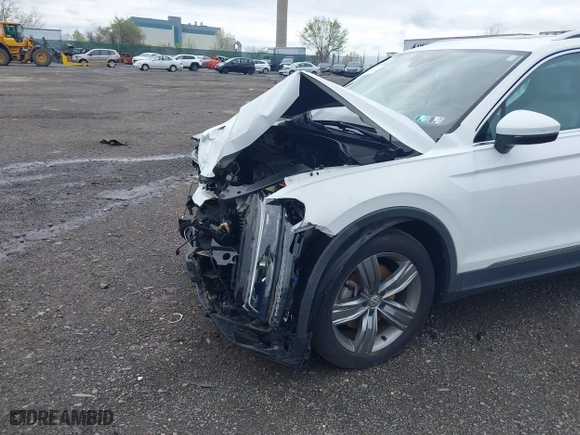 2019 Volkswagen Tiguan SEL Premium with VIN 3VV4B7AX9KM053328, listed as a IAAI auction lot 41960908 with 42,821 mi miles. Bid and sale history available at carsss.com. Image 20.